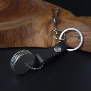 Me1584 –  keychain with Silver Circular Pendant “المحبة-المودة -الاخلاص-العطاء”