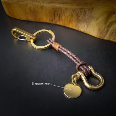 Me1761 – Horseshoe keychain with Brass Circular Pendant